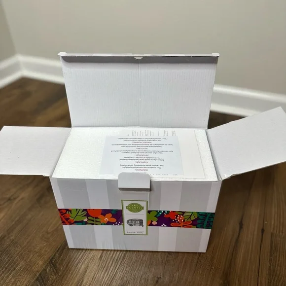 Land of Liberty Scentsy Warmer - Picture 3 of 10